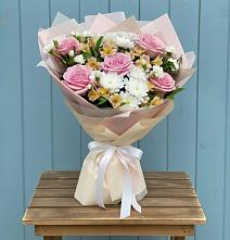 Букет цветов из:  Гвоздики, Орхидеи и Розы в Ливенке