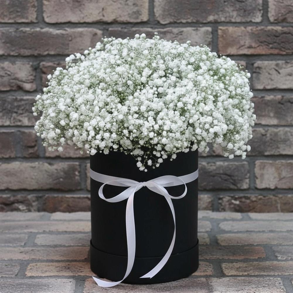 Цветочная композиция из Гипсофила в шляпной коробке в Ливенке