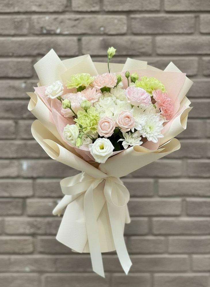 Букет цветов из: Гвоздики, Розы, Лизиантусы и Хризантемы в Ливенке
