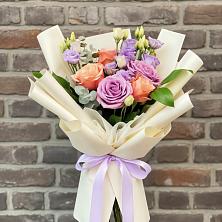 Букет цветов из:  Лизиантусы и Розы в Ливенке