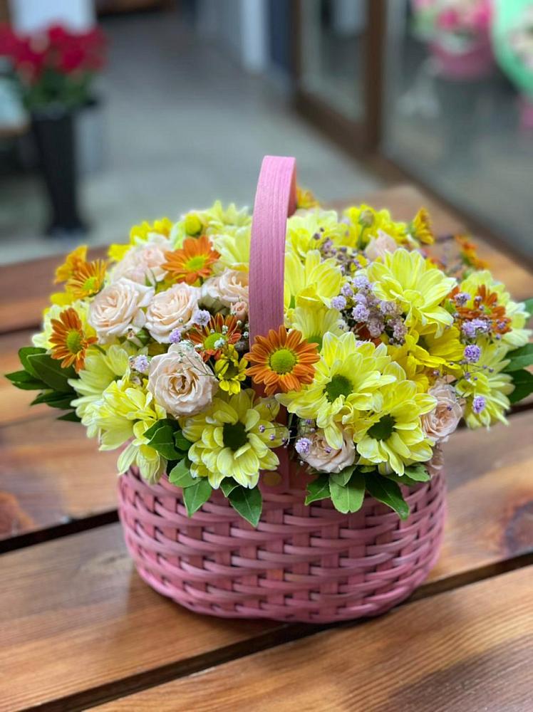 Цветочная композиция из Хризантемы и Розы в корзине в Ливенке
