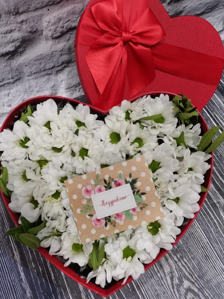 Цветочная композиция из Хризантемы в виде сердца в Ливенке