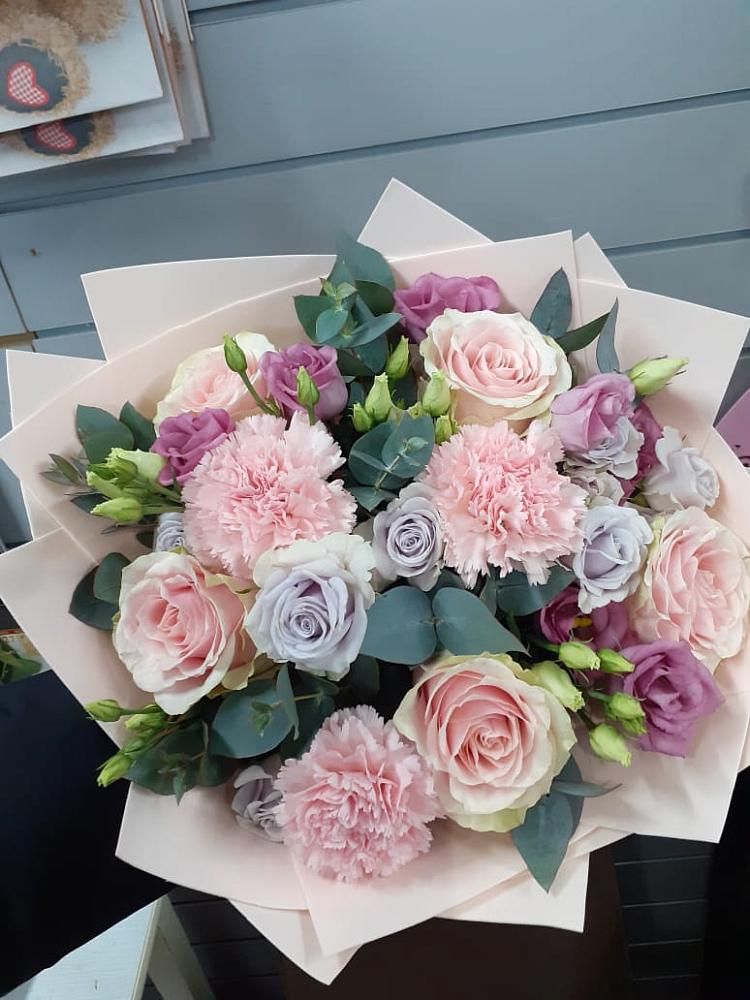 Букет цветов из: Розы, Гвоздики и Лизиантусы в Ливенке