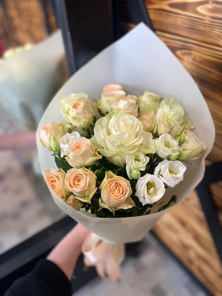 Букет цветов из: Розы и Лизиантусы в Ливенке