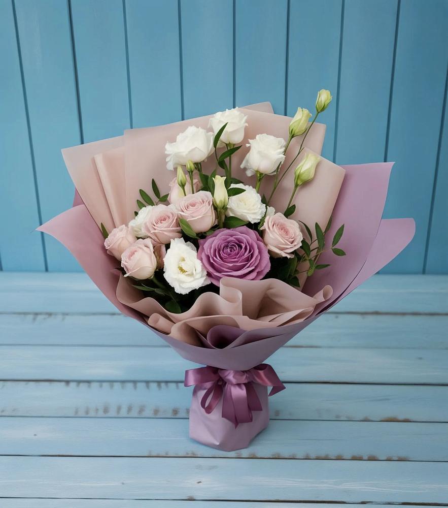 Букет цветов из: Розы и Лизиантусы в Ливенке